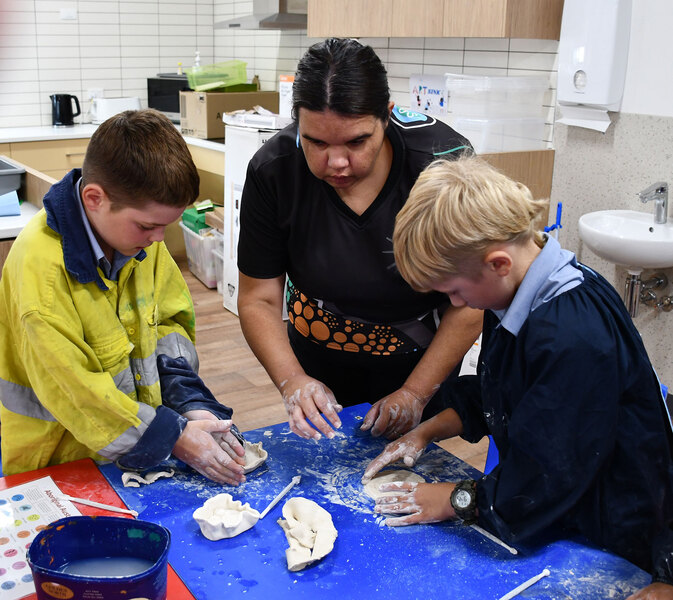 INDIGENOUS CONNECTION > Year 4s made unique clay bowls under the guidance of Tamika from Let’s Wongan .