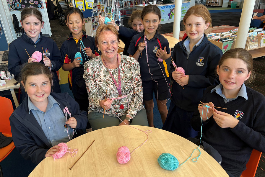 CHILDREN'S UNI > Our Children's Uni students enjoyed their first session learning knitting with Dr Hewson..
