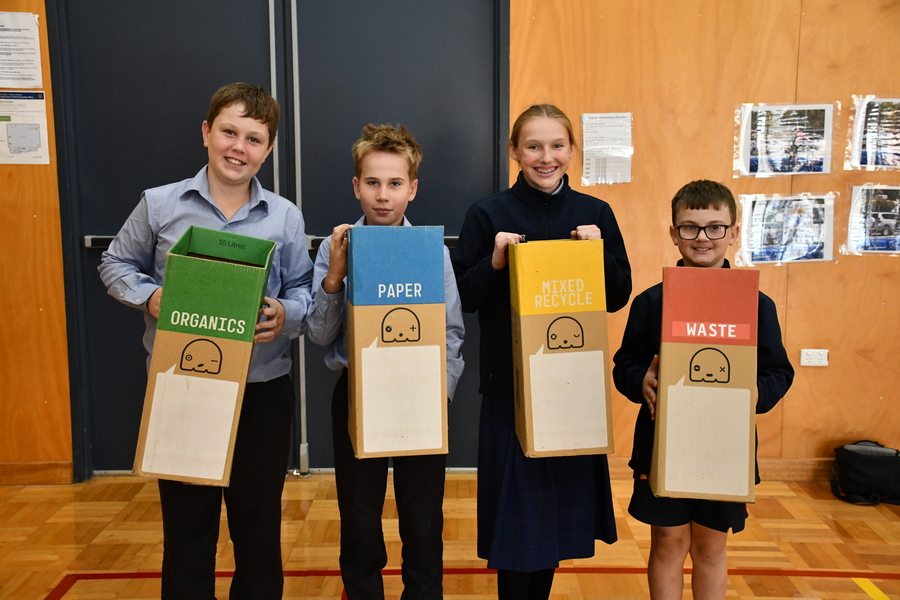 ECOLOGY > Learning how to best dispose of waste with KESAB's recycling relays..