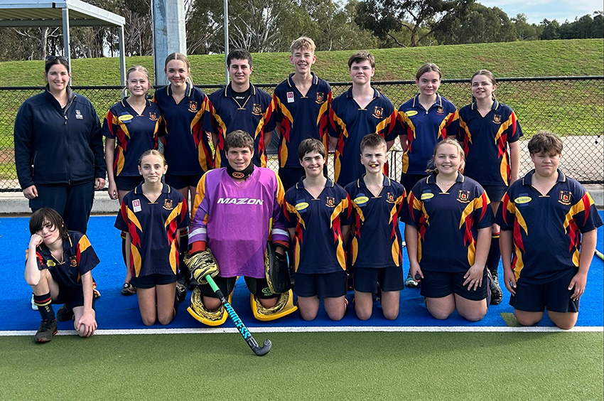 KNOCK OUT > Year 7-9 hockey team.